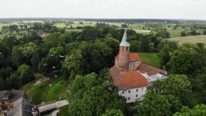 Średniowieczny zamek w Karłowicach - ujęcie z lotu ptaka