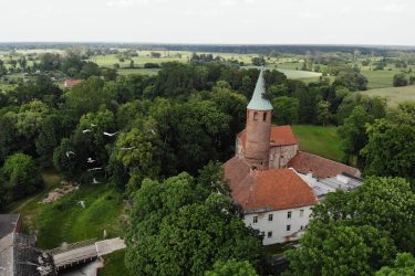 Średniowieczny zamek w Karłowicach - ujęcie z lotu ptaka